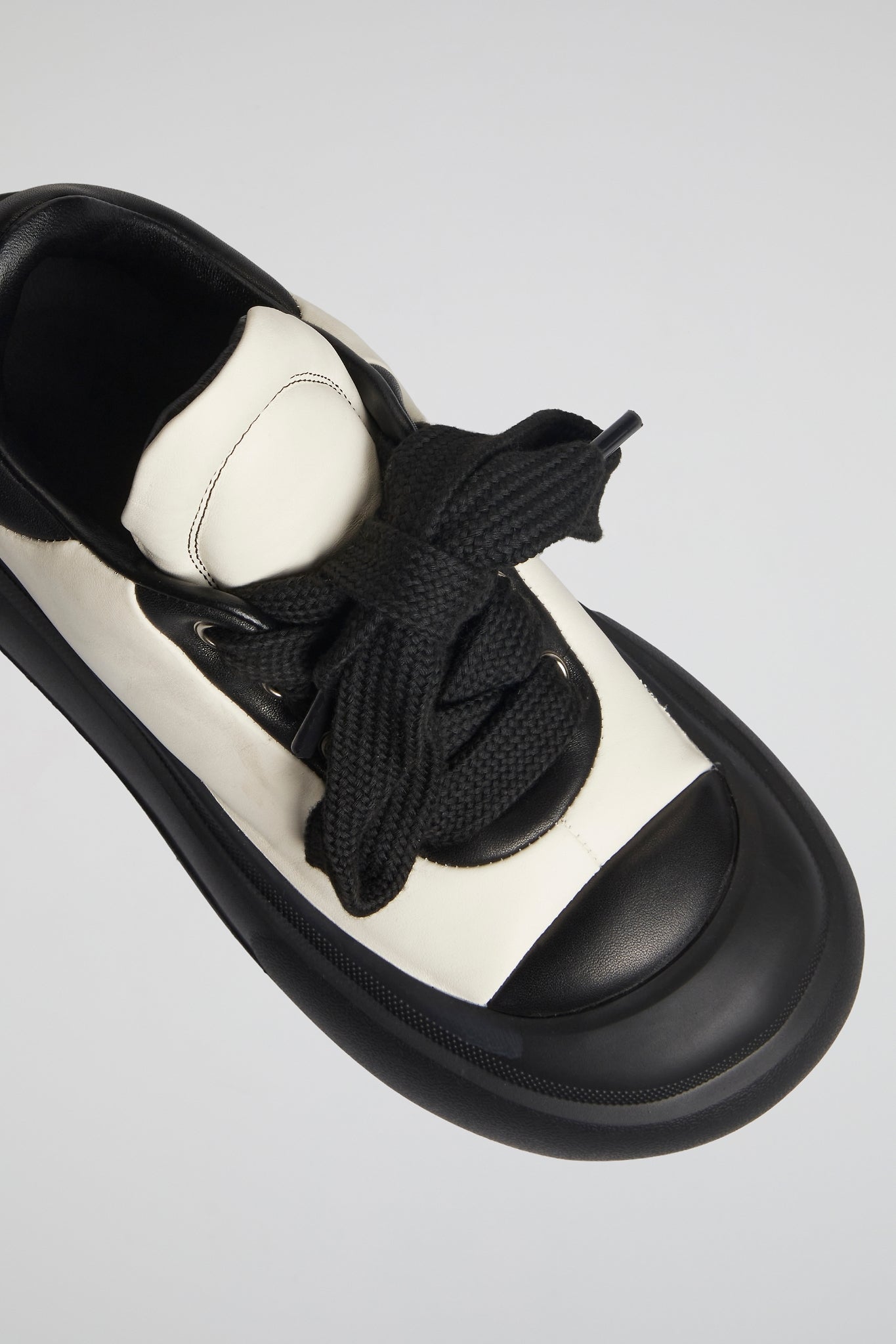 DUMIST KOREA EXCLUSIVE WHITE&BLACK SHOES