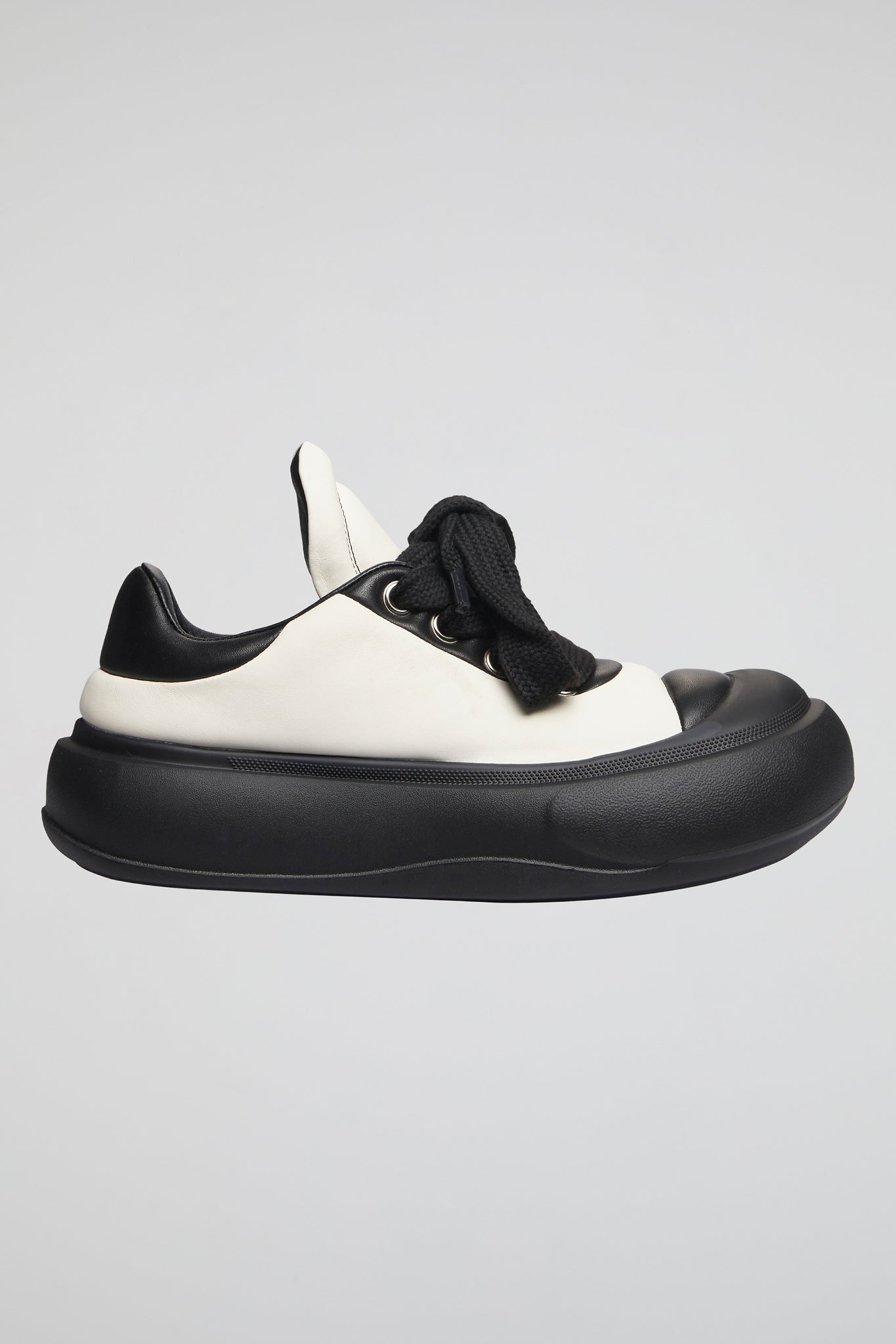 DUMIST KOREA EXCLUSIVE WHITE&BLACK SHOES