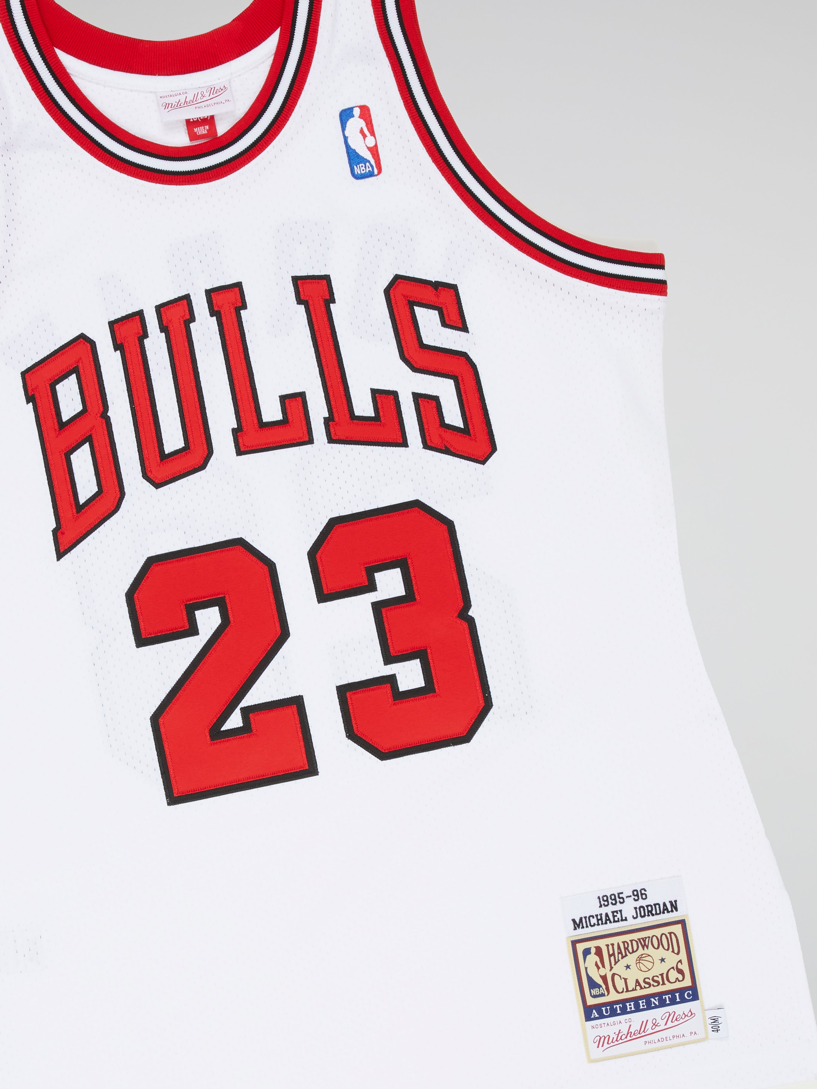 Mitchell & Ness Authentic AWAY Jersey Chicago Bulls 1995-96 Michael Jordan